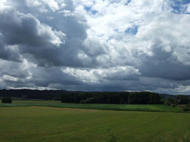 mit-dem-fahrrad-ans-nordkap.de fahrrad nordkap thumbs fahrrad-reise-tour-dscf1767-dunkle-wolken-fahrrad-reise-tour-deutschland.jpg